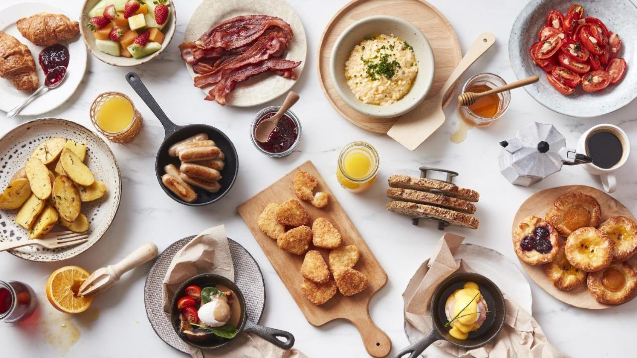 The Star Grand Hotel And Residences Sidney Exterior foto A selection of breakfast items